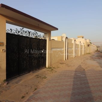 للبيع بيت كبير في الراشدية دبي يتكون من 12 غرفة